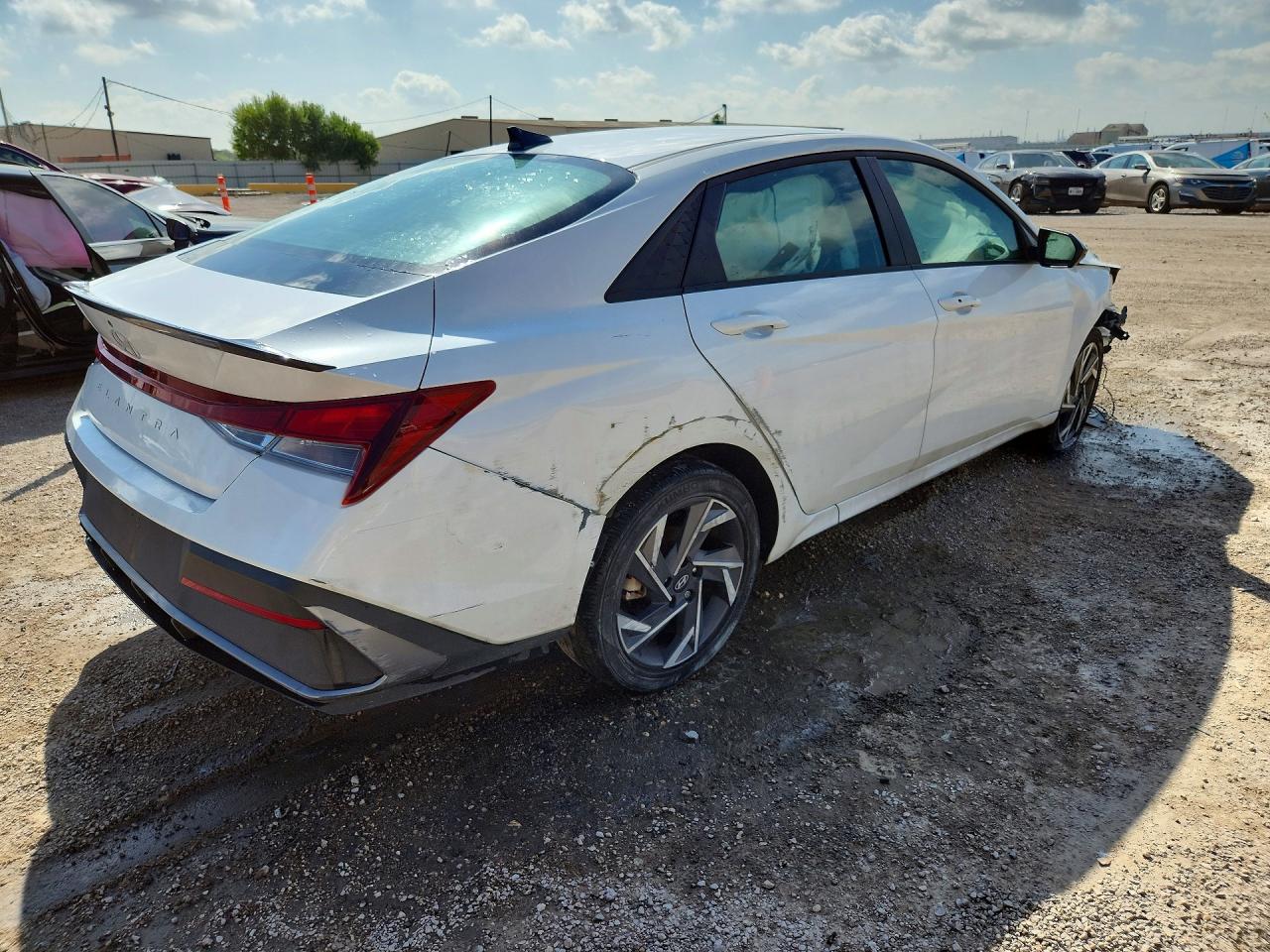 2025 HYUNDAI ELANTRA SEL SPORT — снимка 3