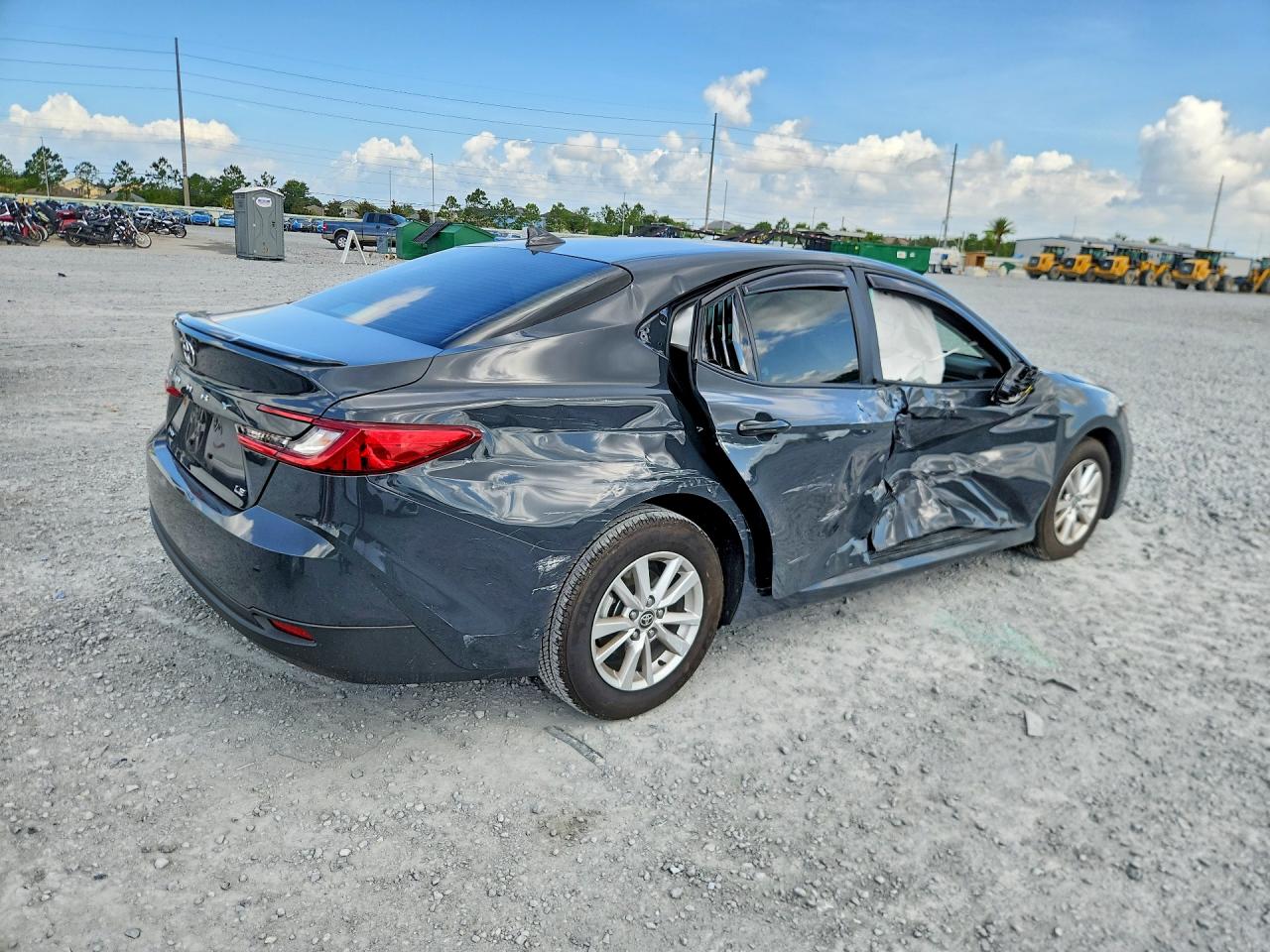 2026 TOYOTA CAMRY LE — снимка 3