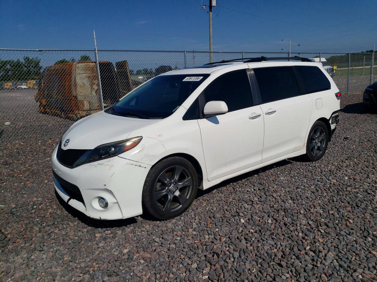 2017 TOYOTA SIENNA SE