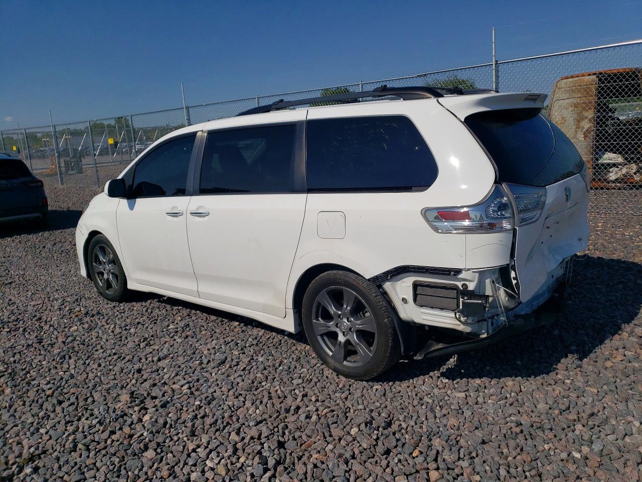 2017 TOYOTA SIENNA SE — снимка 2