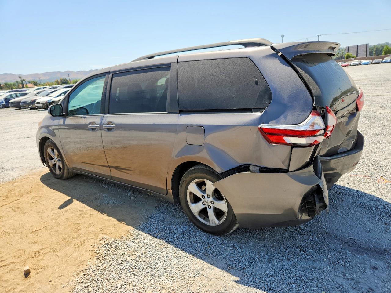 2017 TOYOTA SIENNA LE — снимка 2