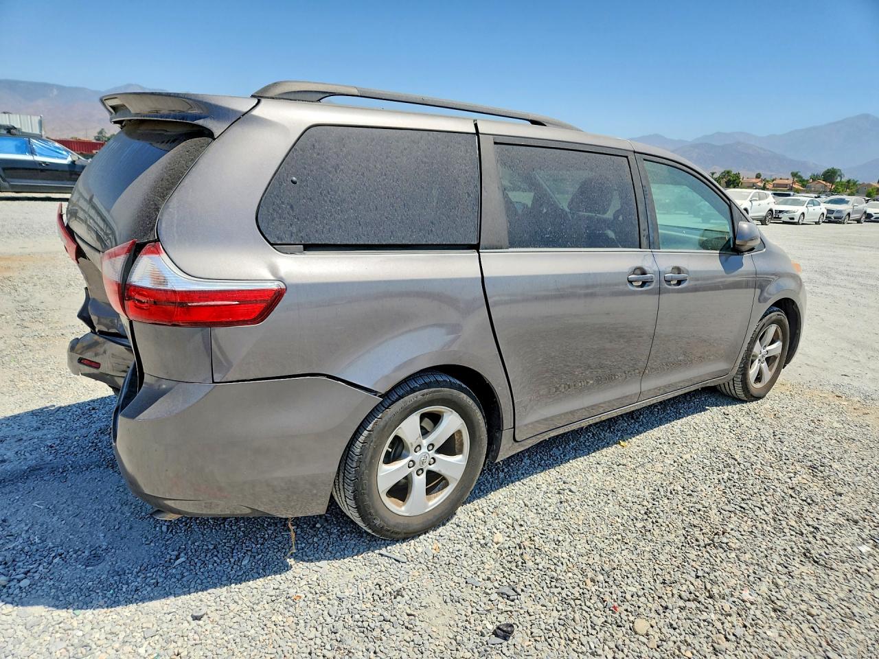 2017 TOYOTA SIENNA LE — снимка 3