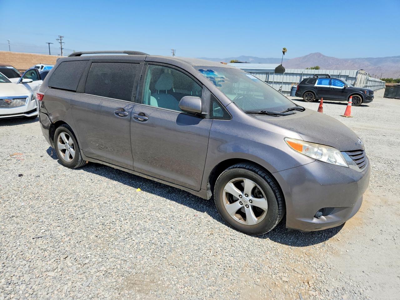 2017 TOYOTA SIENNA LE — снимка 4