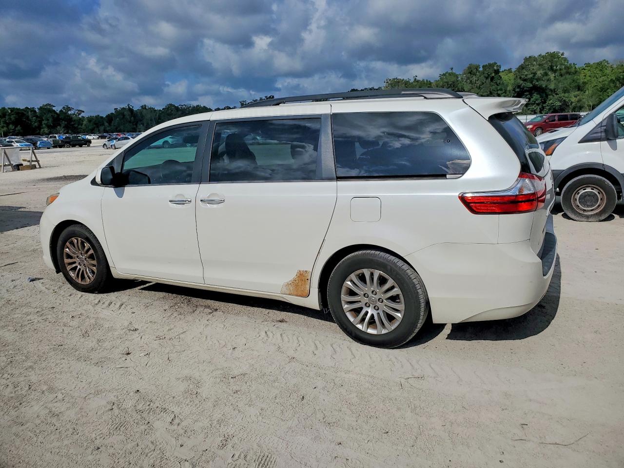 2015 TOYOTA SIENNA XLE 8-PASSENGER — снимка 2