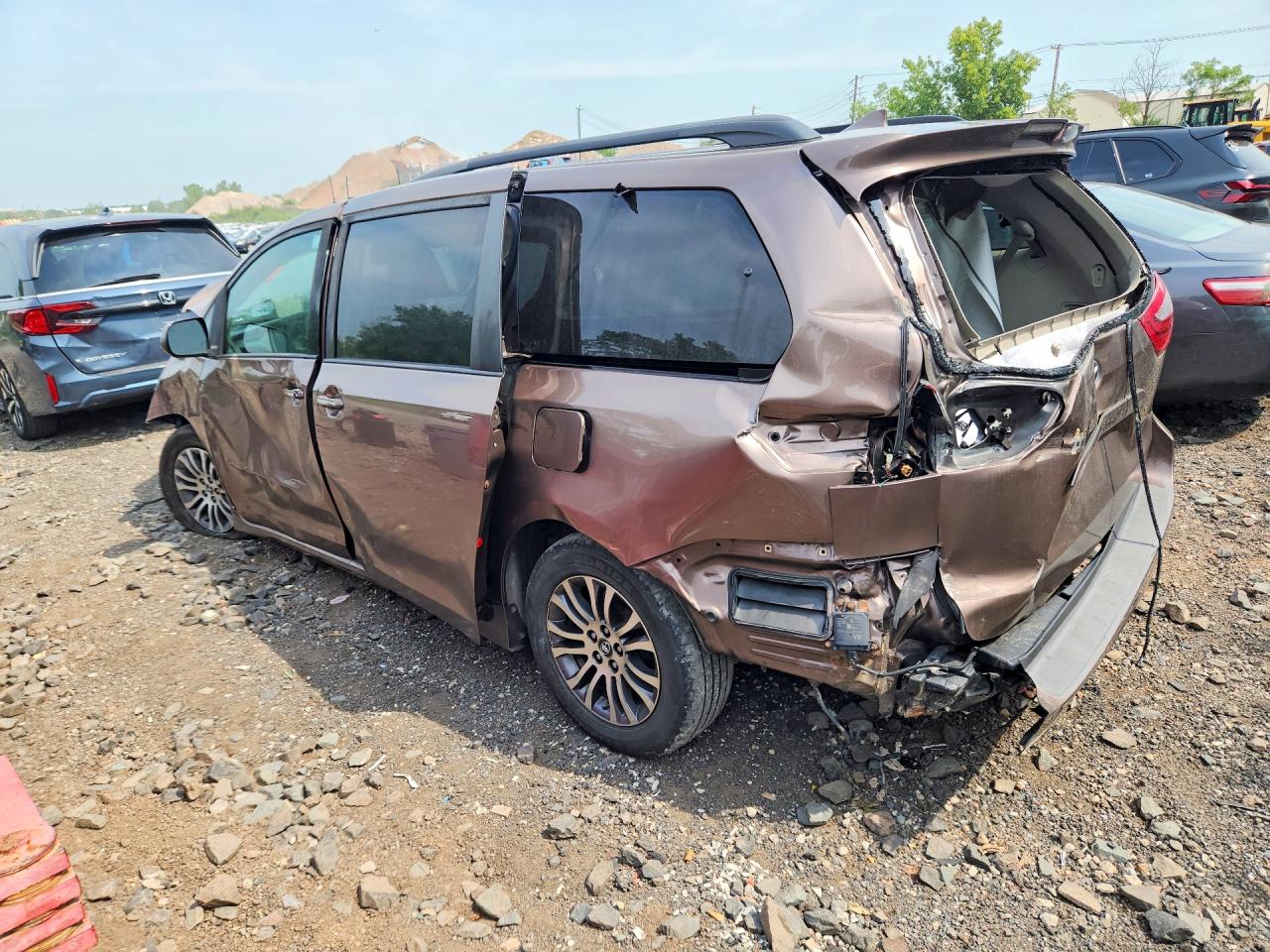 2019 TOYOTA SIENNA XLE 8-PASSENGER — снимка 2