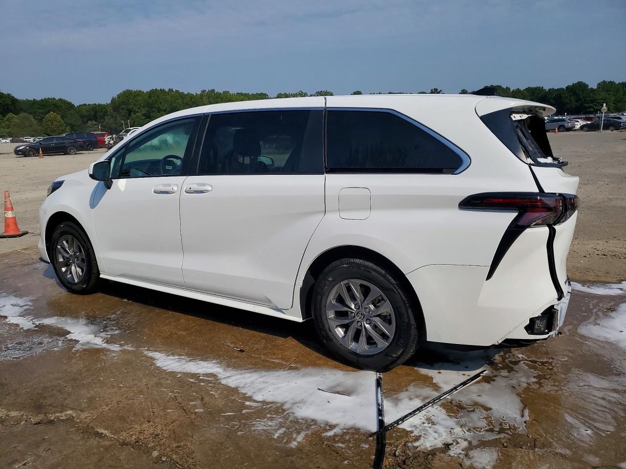 2026 TOYOTA SIENNA LE — снимка 2