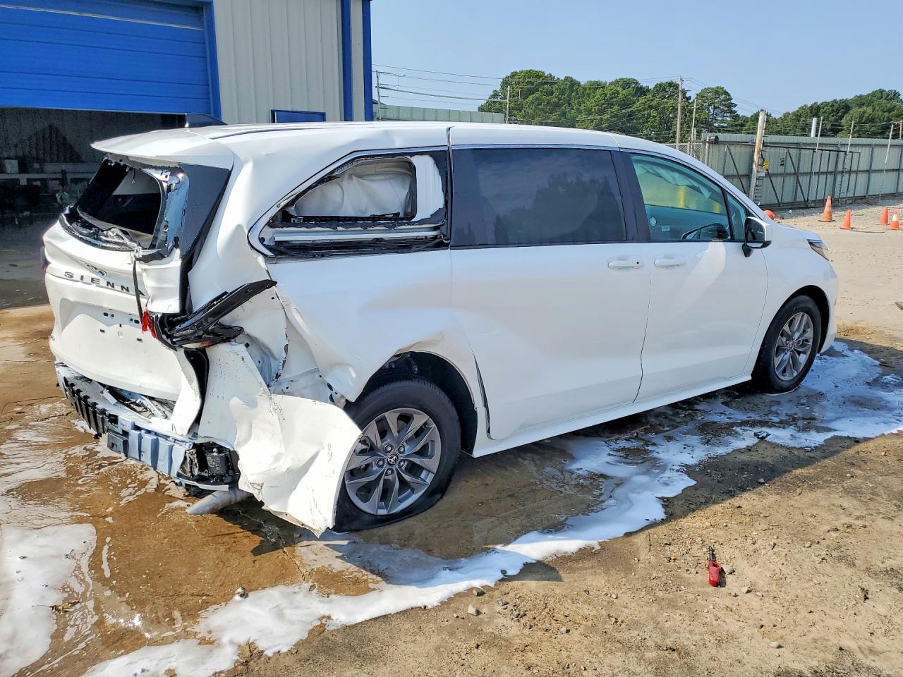 2026 TOYOTA SIENNA LE — снимка 3