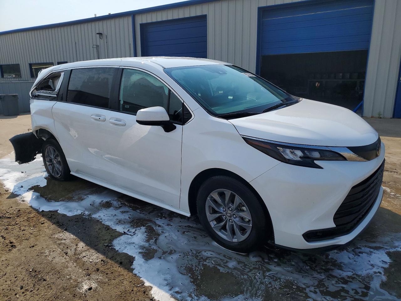 2026 TOYOTA SIENNA LE — снимка 4
