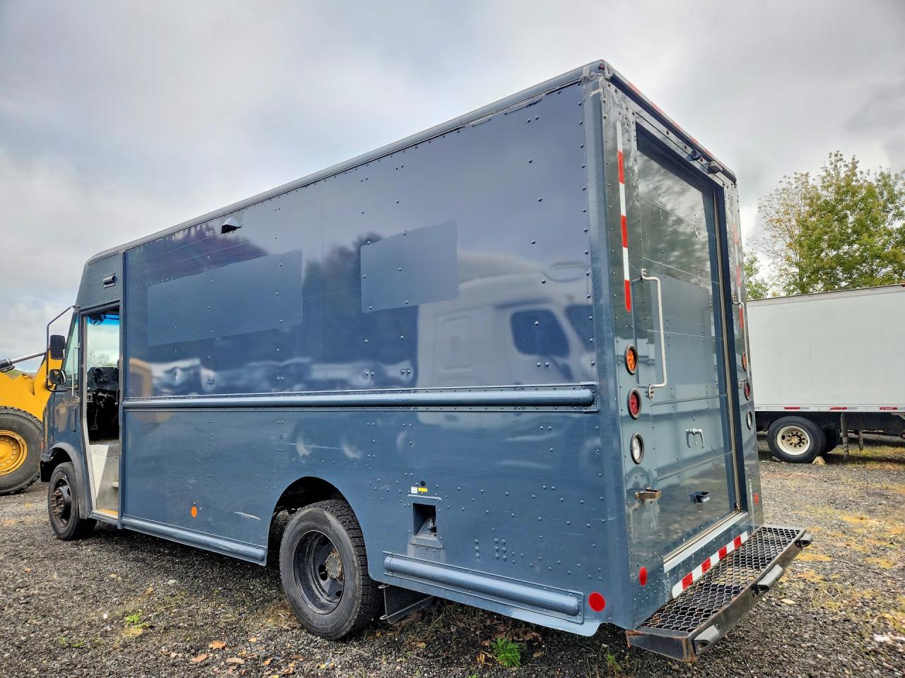 2021 FORD F59 — photo 2