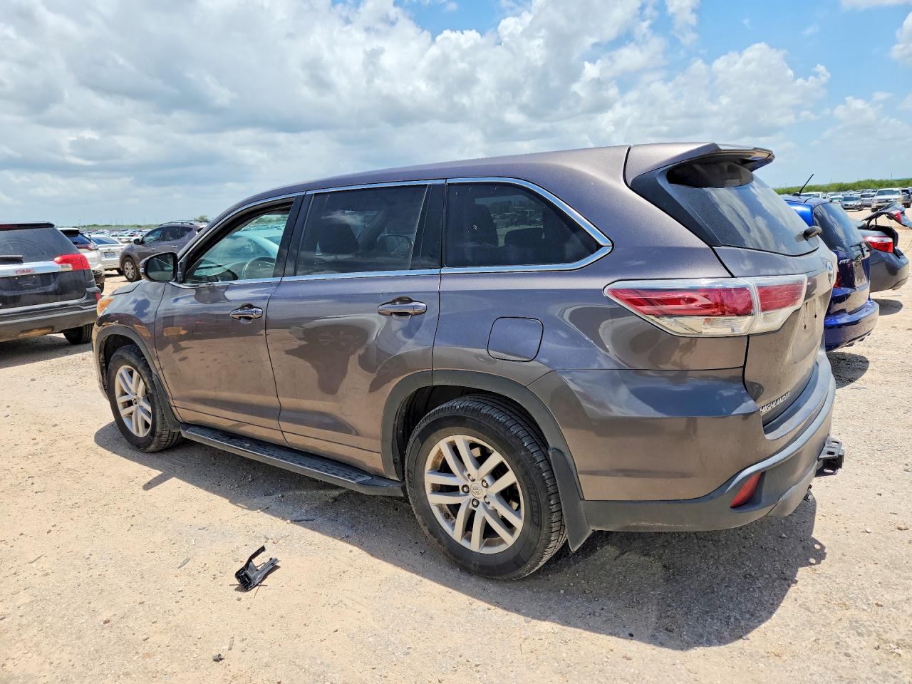 2015 TOYOTA HIGHLANDER LE — снимка 2
