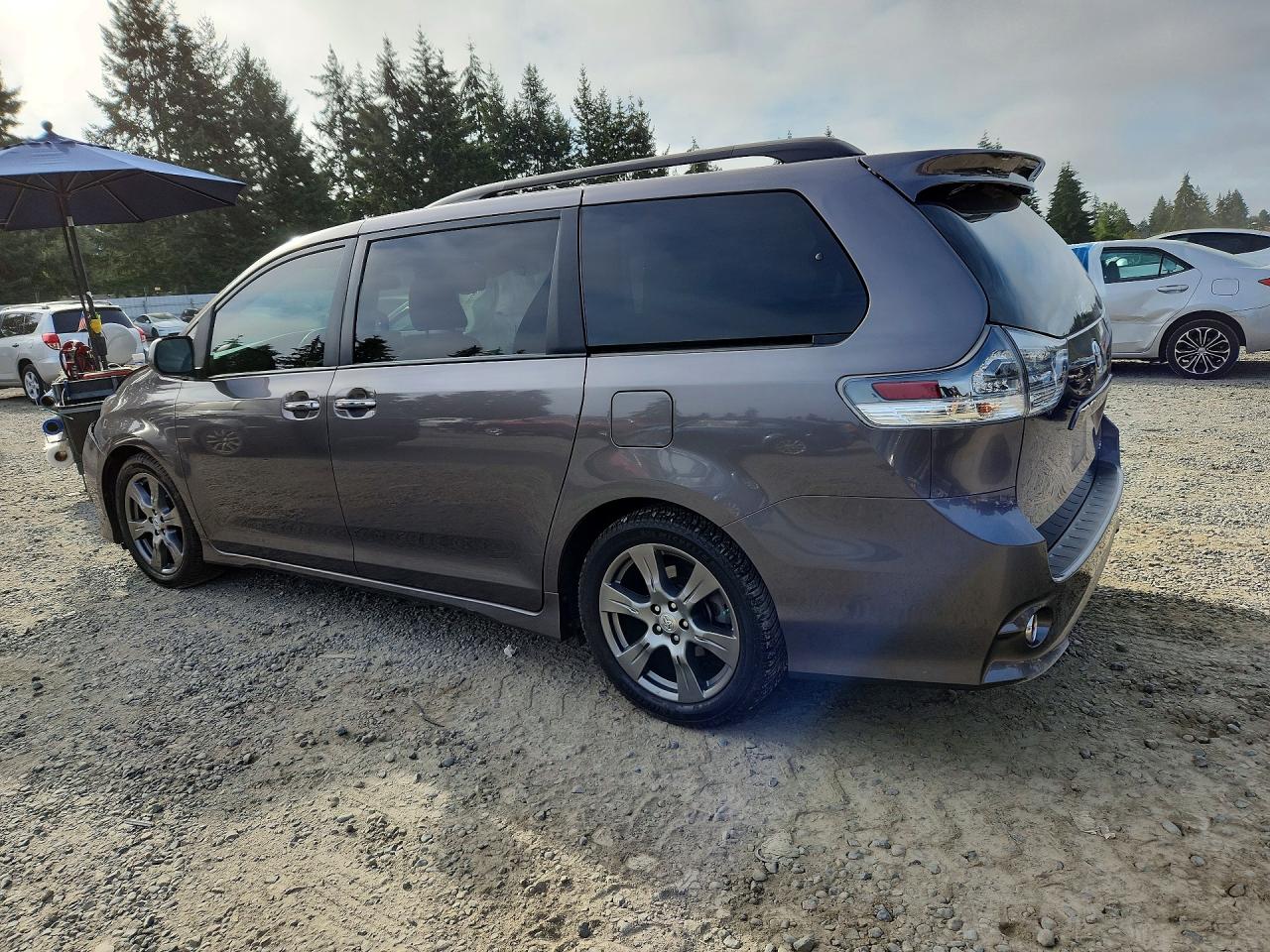 2017 TOYOTA SIENNA SE — снимка 2