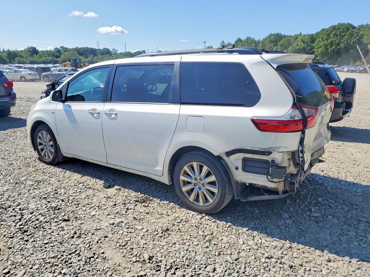 2017 TOYOTA SIENNA XLE 7-PASSENGER — снимка 2