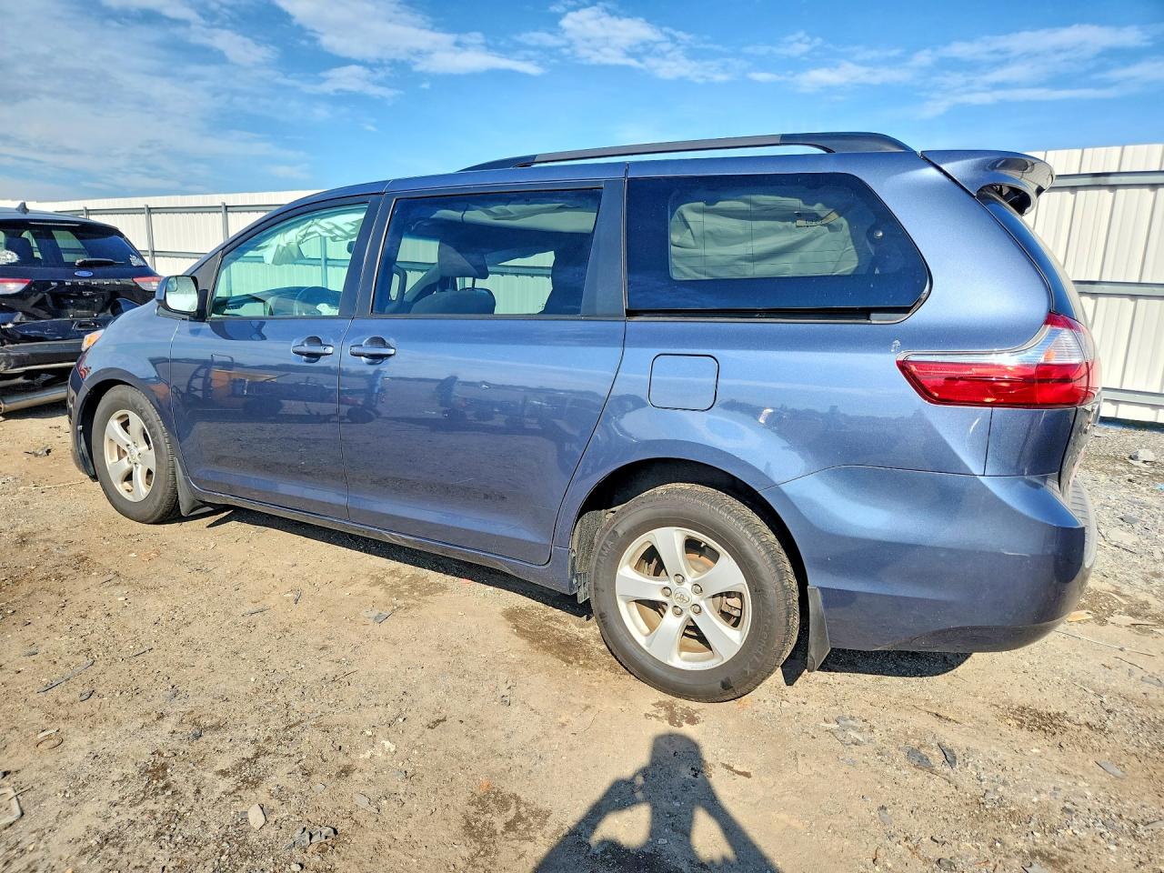 2017 TOYOTA SIENNA LE — снимка 2