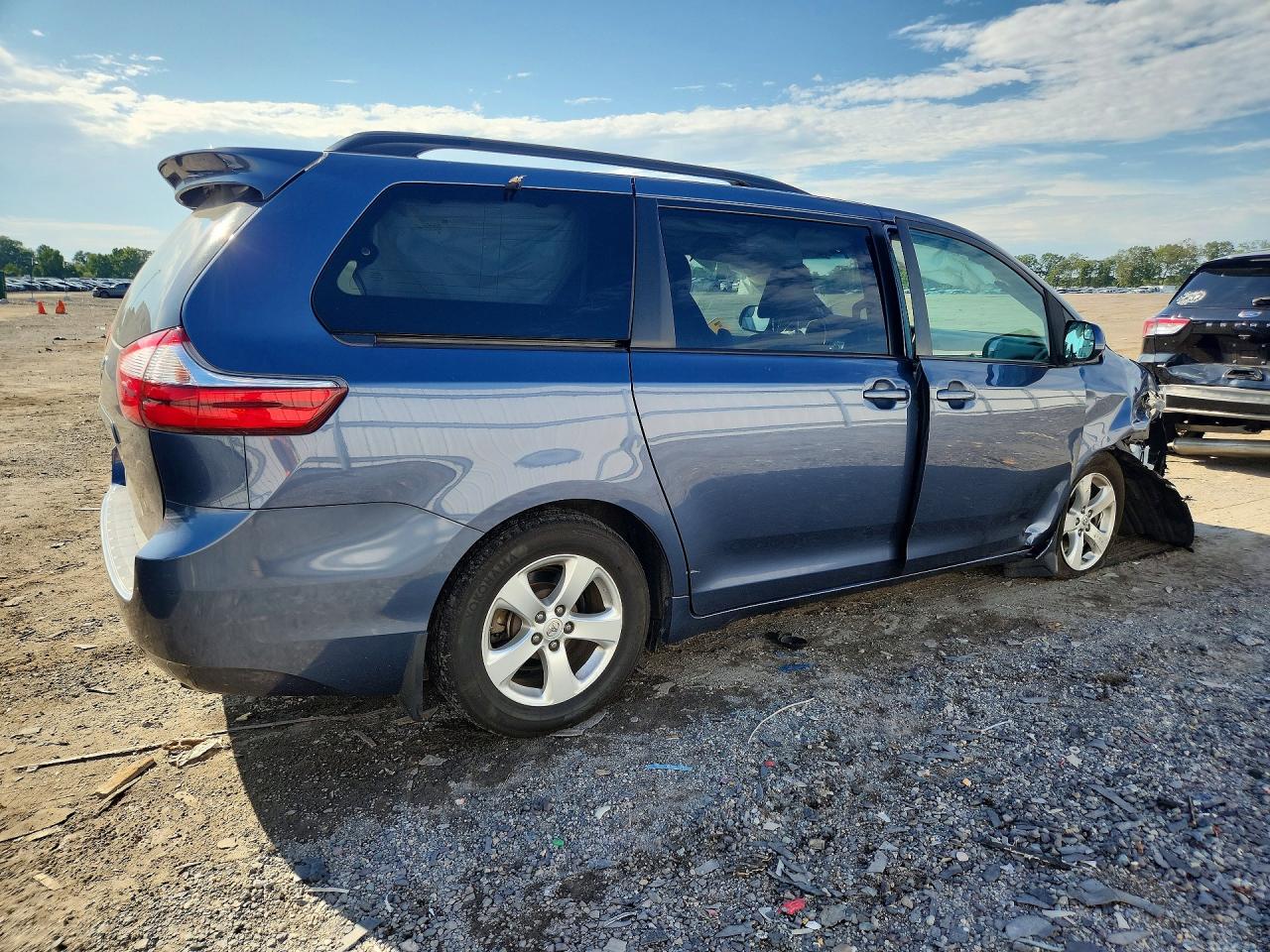 2017 TOYOTA SIENNA LE — снимка 3