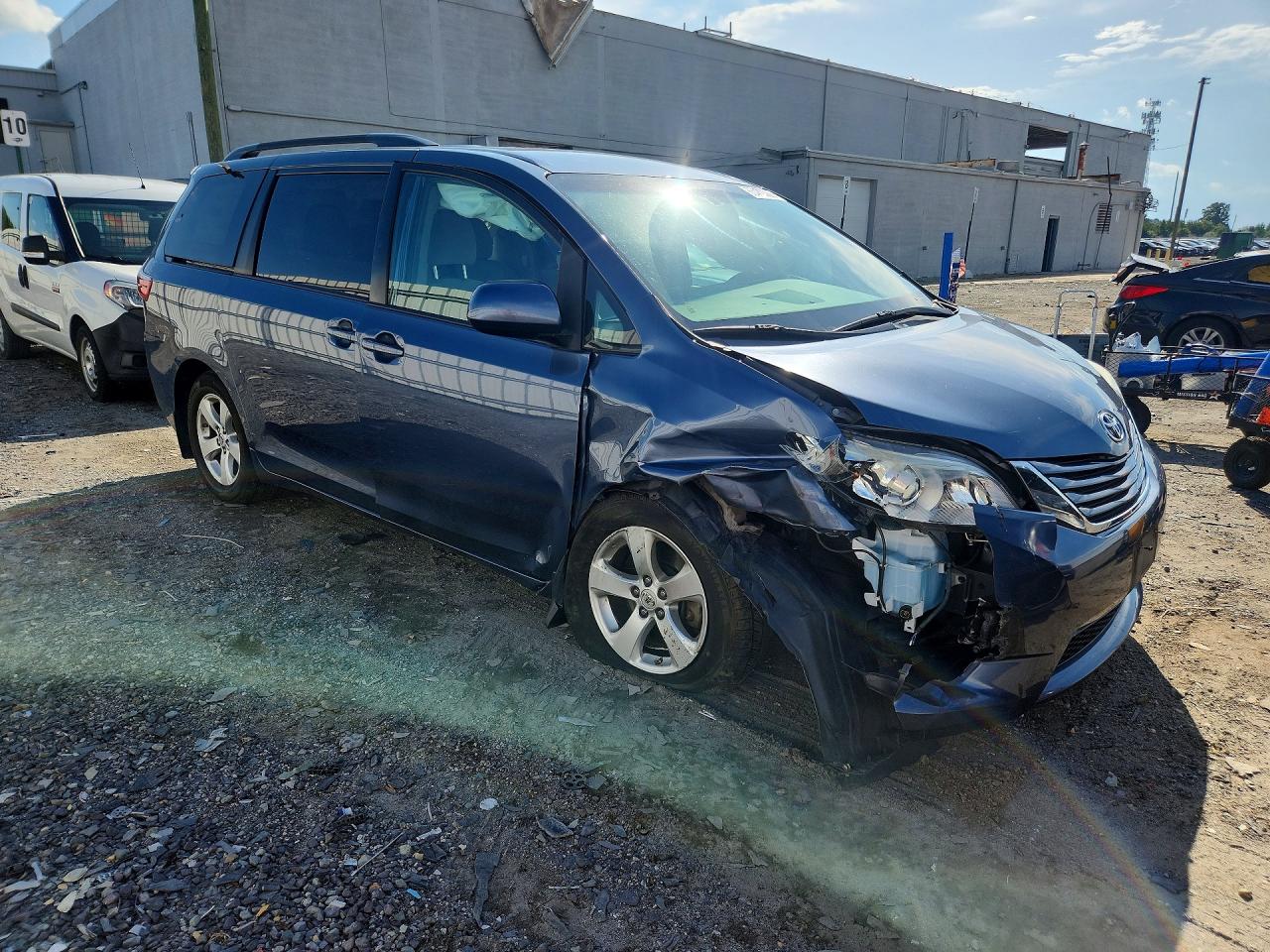 2017 TOYOTA SIENNA LE — снимка 4