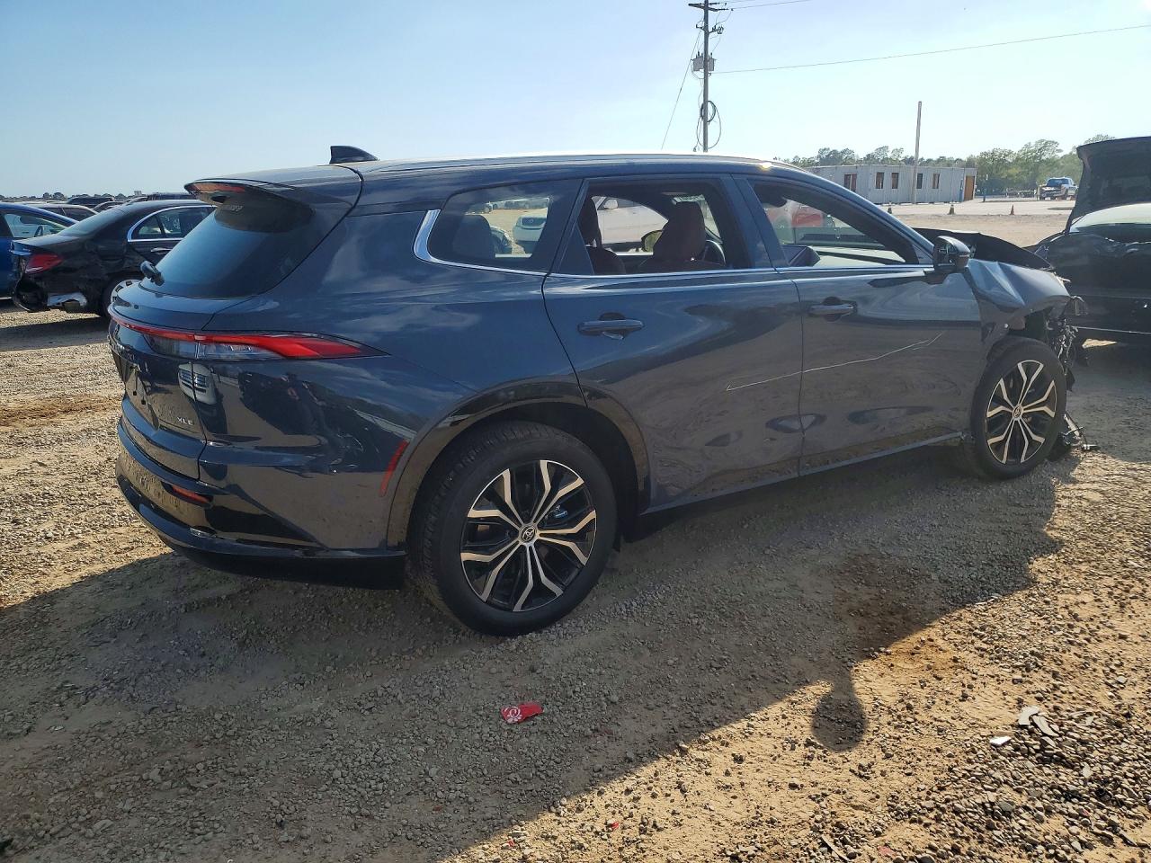 2025 TOYOTA CROWN SIGNIA XLE — снимка 3