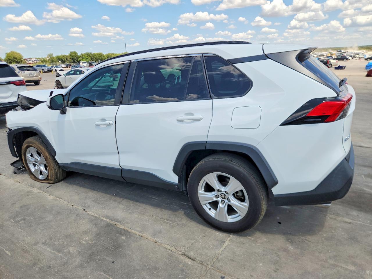 2021 TOYOTA RAV4 XLE — снимка 2