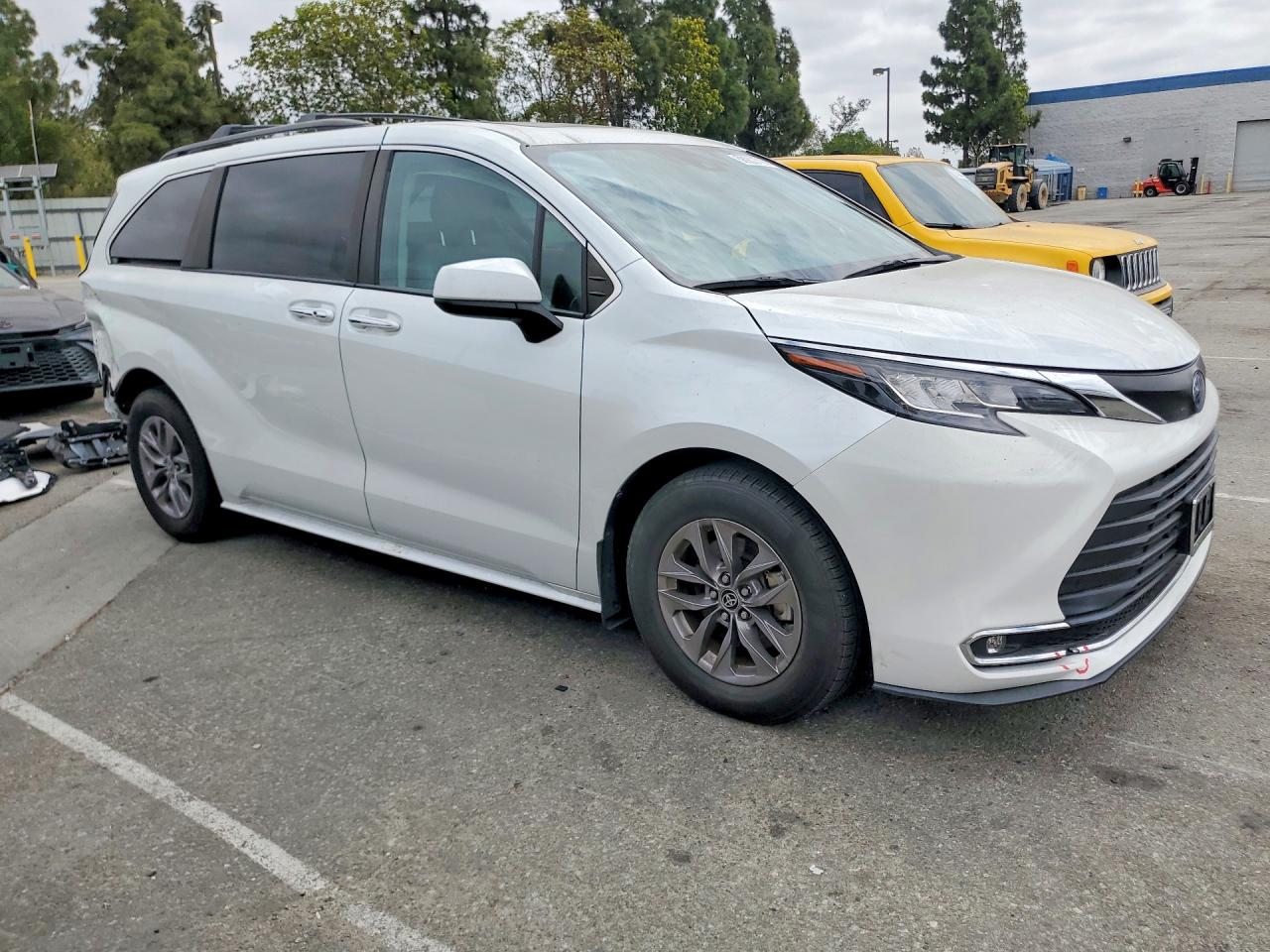 2023 TOYOTA SIENNA XLE — снимка 4