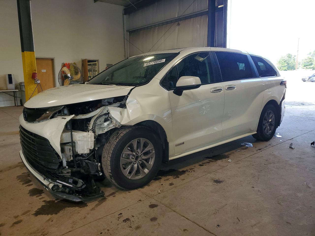 2021 TOYOTA SIENNA XLE