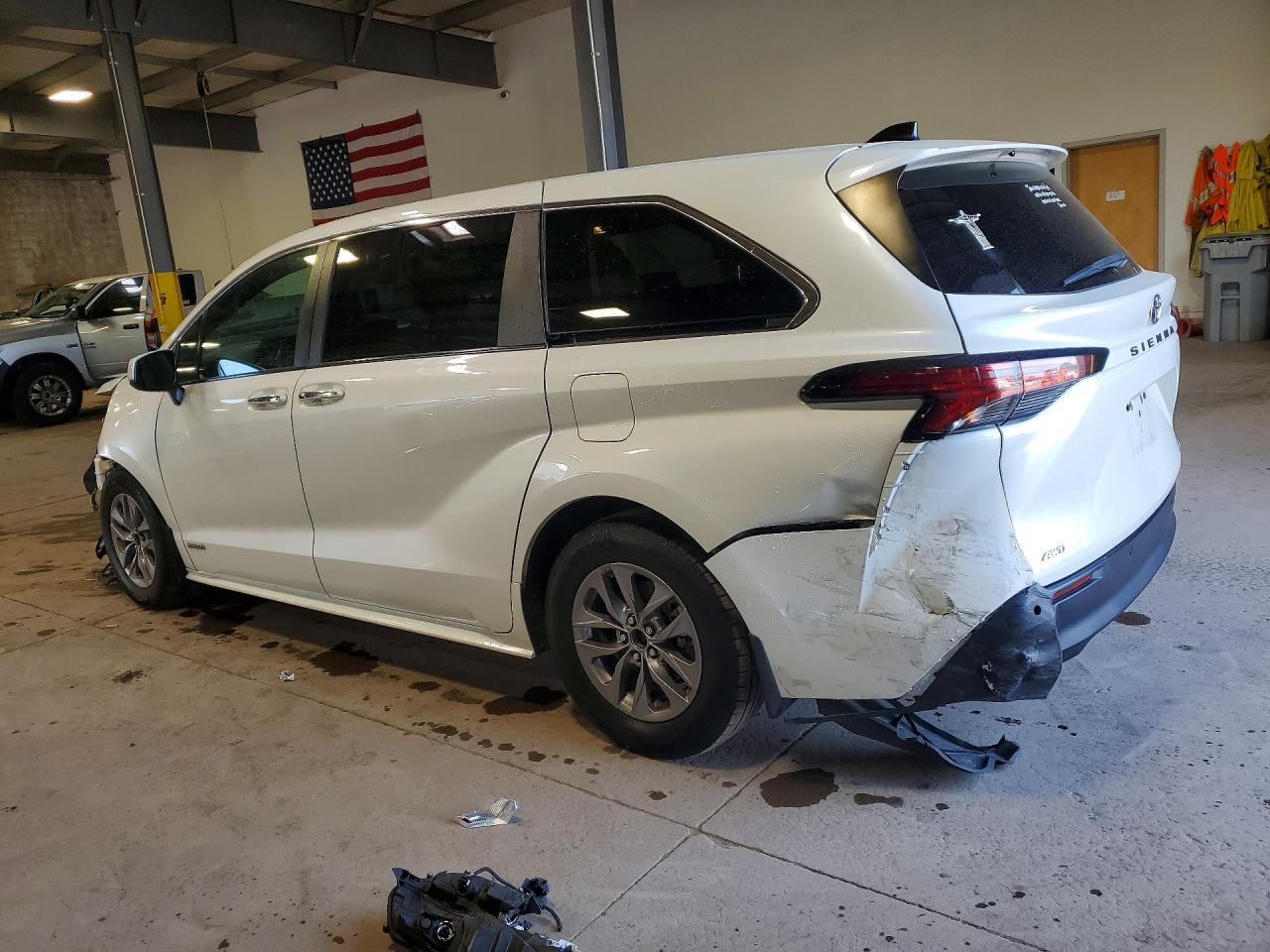 2021 TOYOTA SIENNA XLE — снимка 2