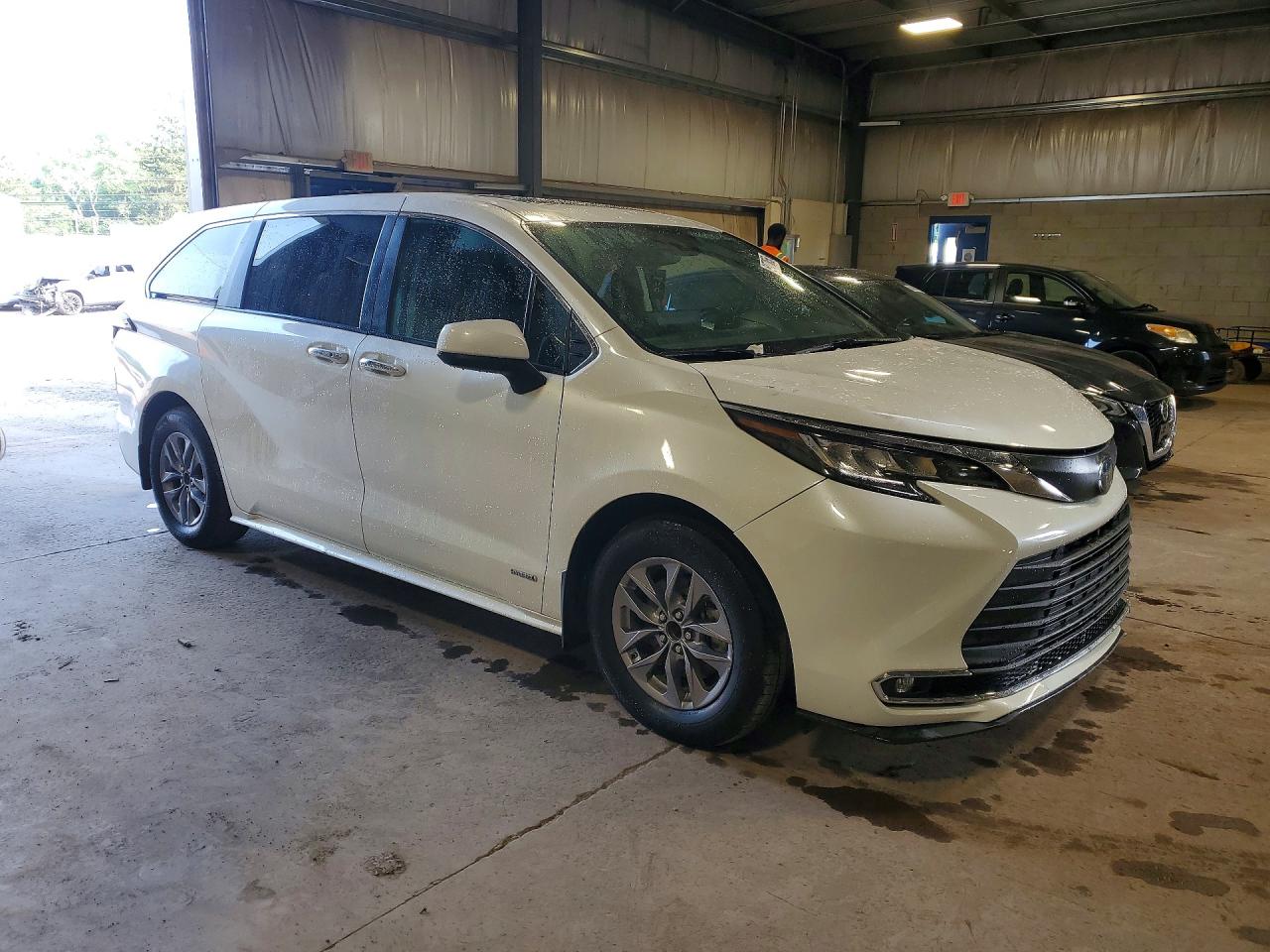 2021 TOYOTA SIENNA XLE — снимка 4