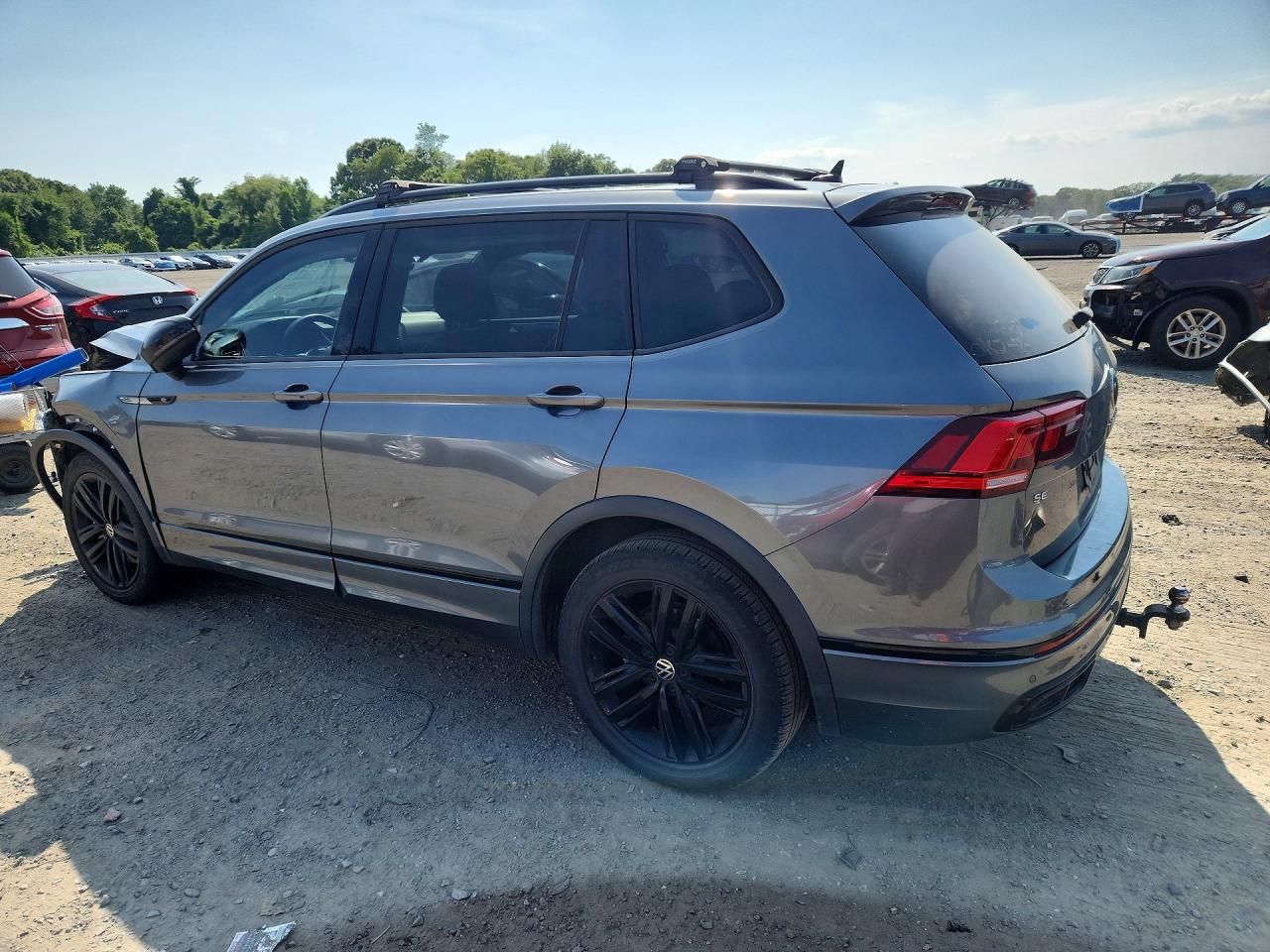 2022 VOLKSWAGEN TIGUAN SE R-LINE BLACK — снимка 2