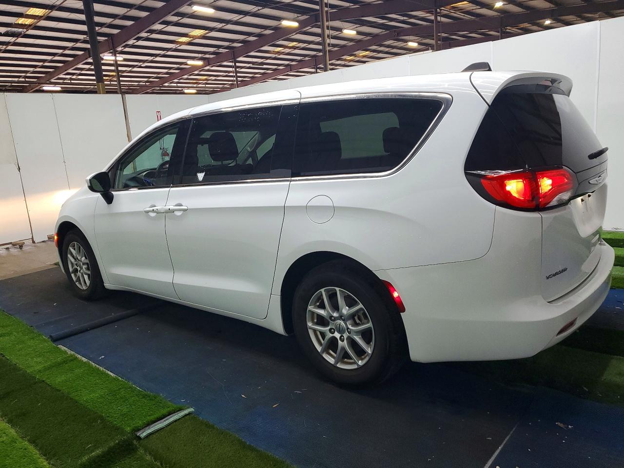 2022 CHRYSLER VOYAGER LX — снимка 2