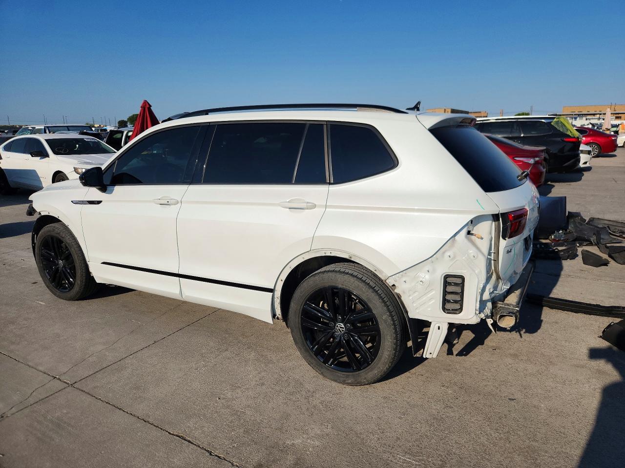 2022 VOLKSWAGEN TIGUAN SE R-LINE BLACK — снимка 2