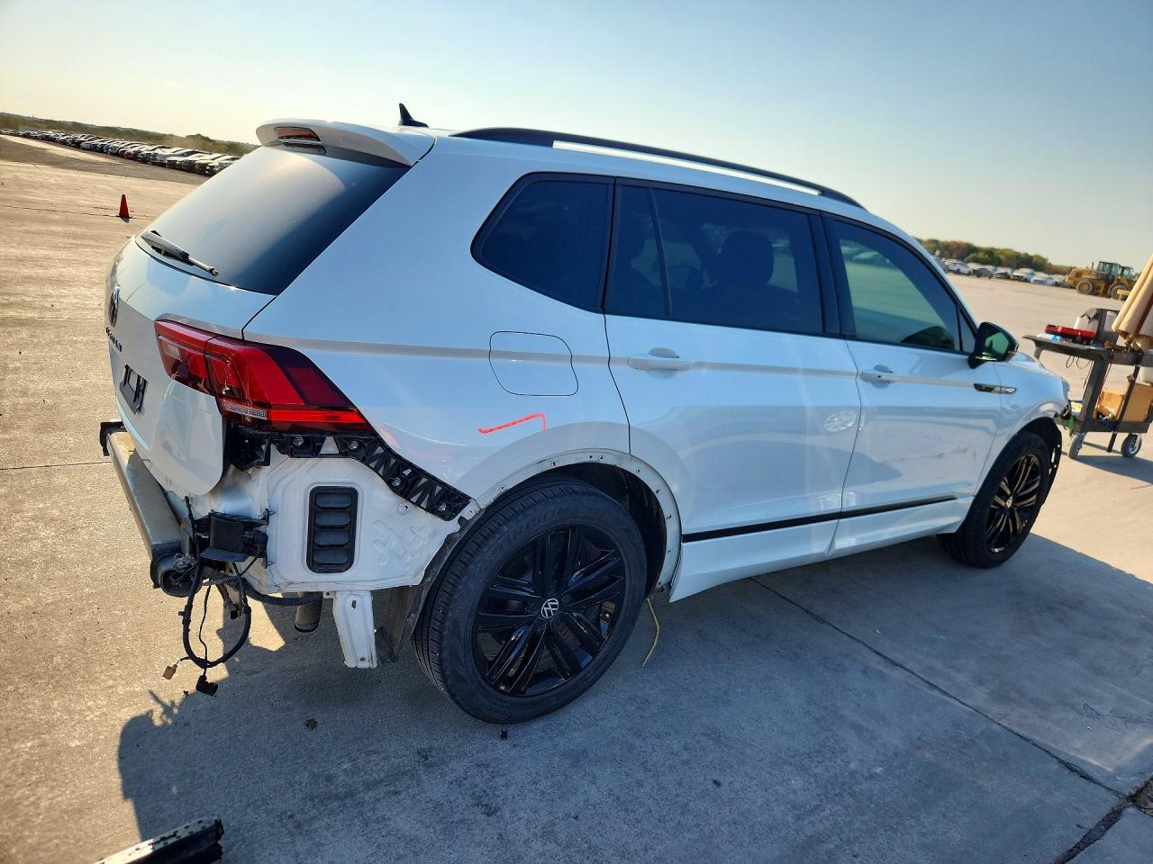 2022 VOLKSWAGEN TIGUAN SE R-LINE BLACK — снимка 3