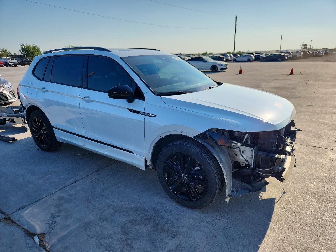 2022 VOLKSWAGEN TIGUAN SE R-LINE BLACK — снимка 4