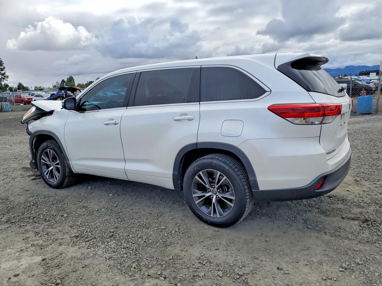 2017 TOYOTA HIGHLANDER LE — снимка 2