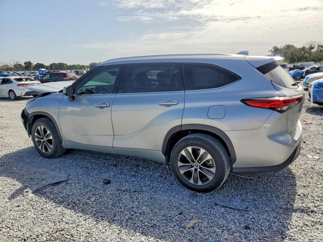 2022 TOYOTA HIGHLANDER XLE — снимка 2