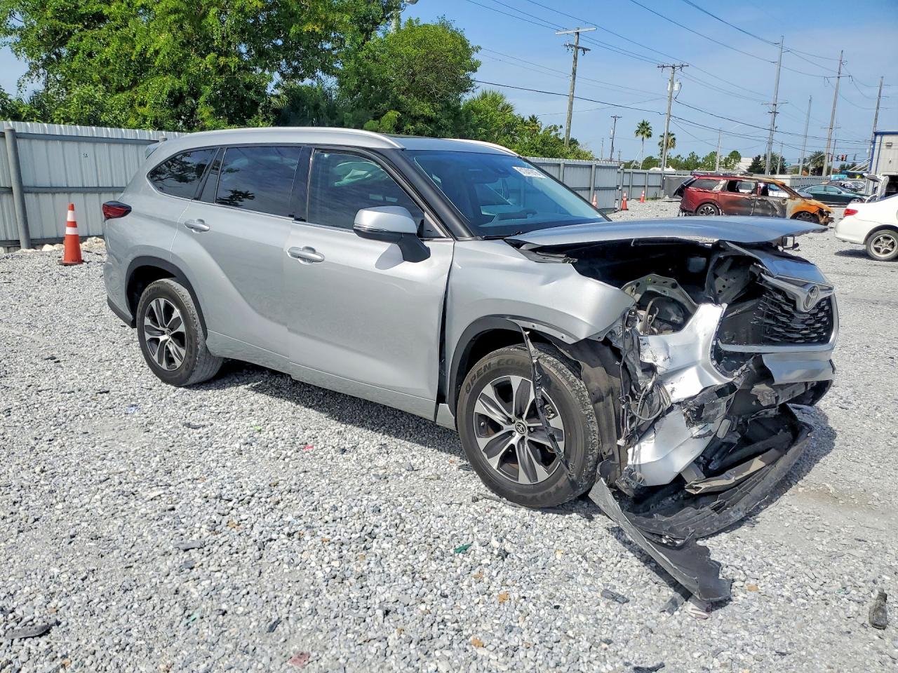 2022 TOYOTA HIGHLANDER XLE — снимка 4
