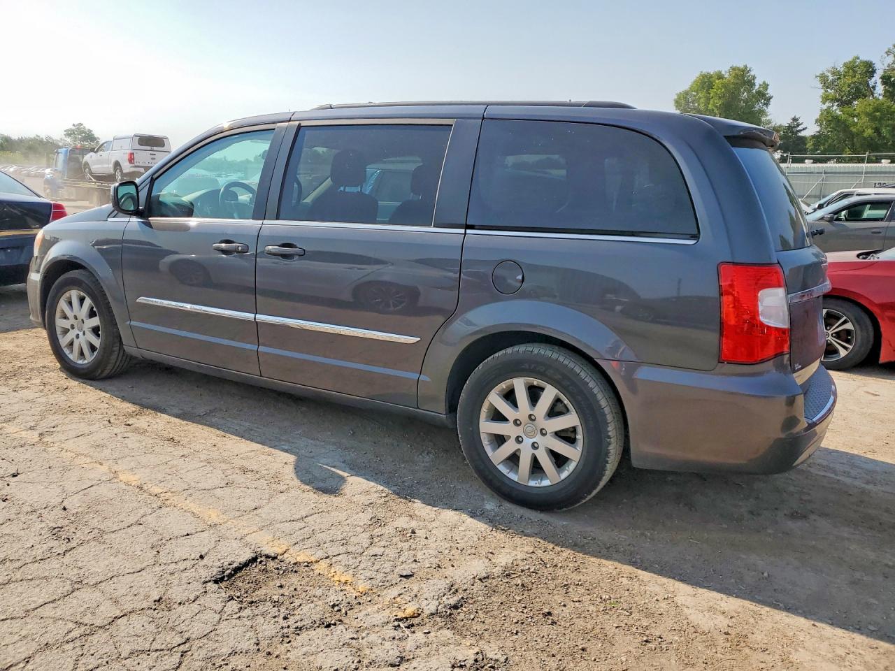 2016 CHRYSLER TOWN & COUNTRY TOURING — снимка 2