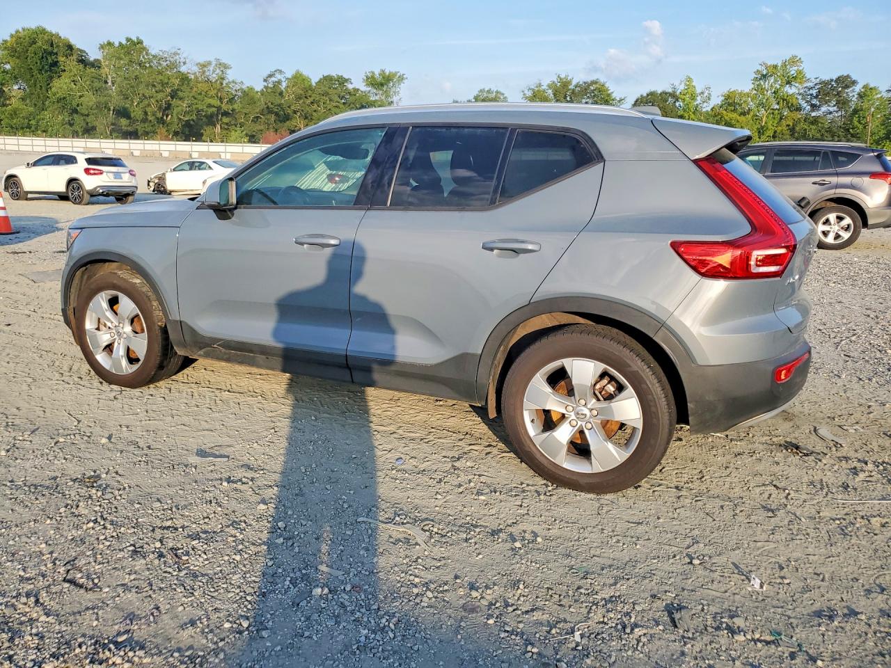 2021 VOLVO XC40 T5 MOMENTUM — снимка 2