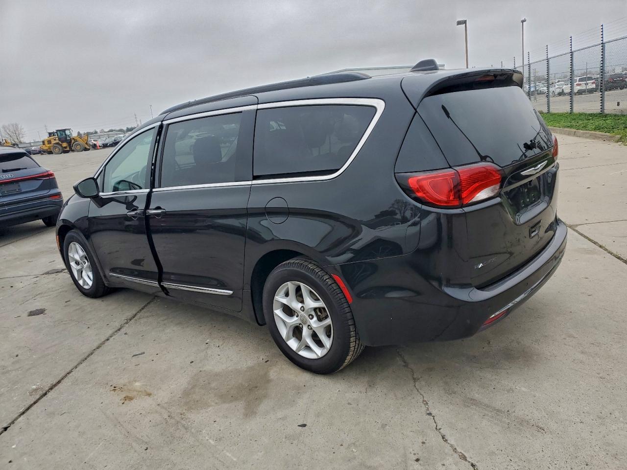 2017 CHRYSLER PACIFICA TOURING L — снимка 2