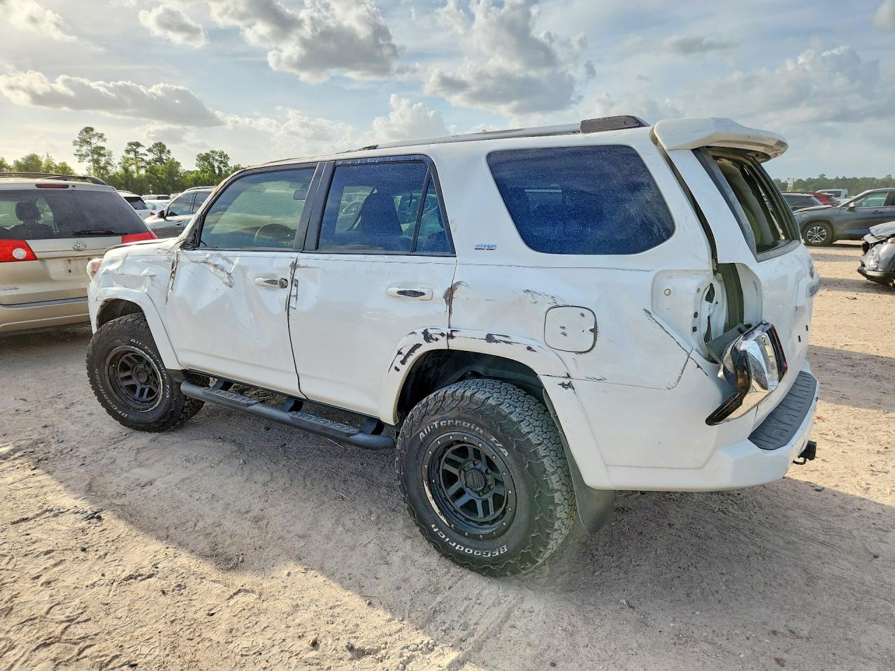 2023 TOYOTA 4RUNNER SR5 — снимка 2