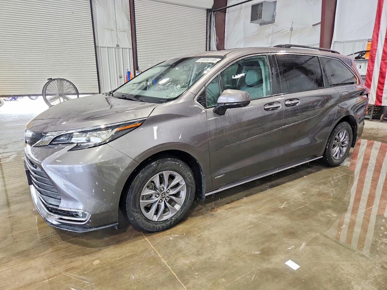 2021 TOYOTA SIENNA XLE