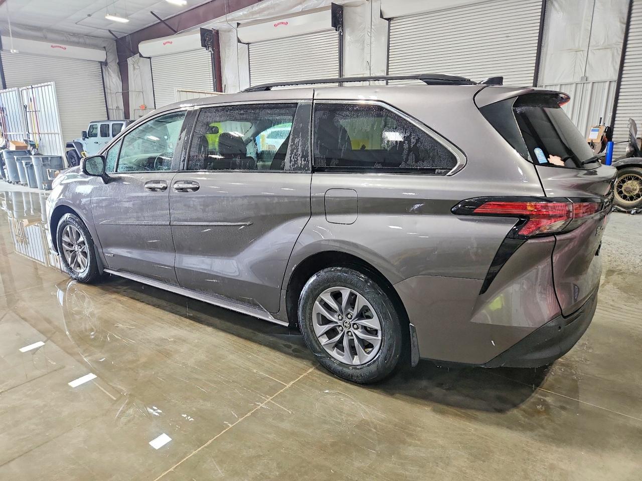 2021 TOYOTA SIENNA XLE — снимка 2