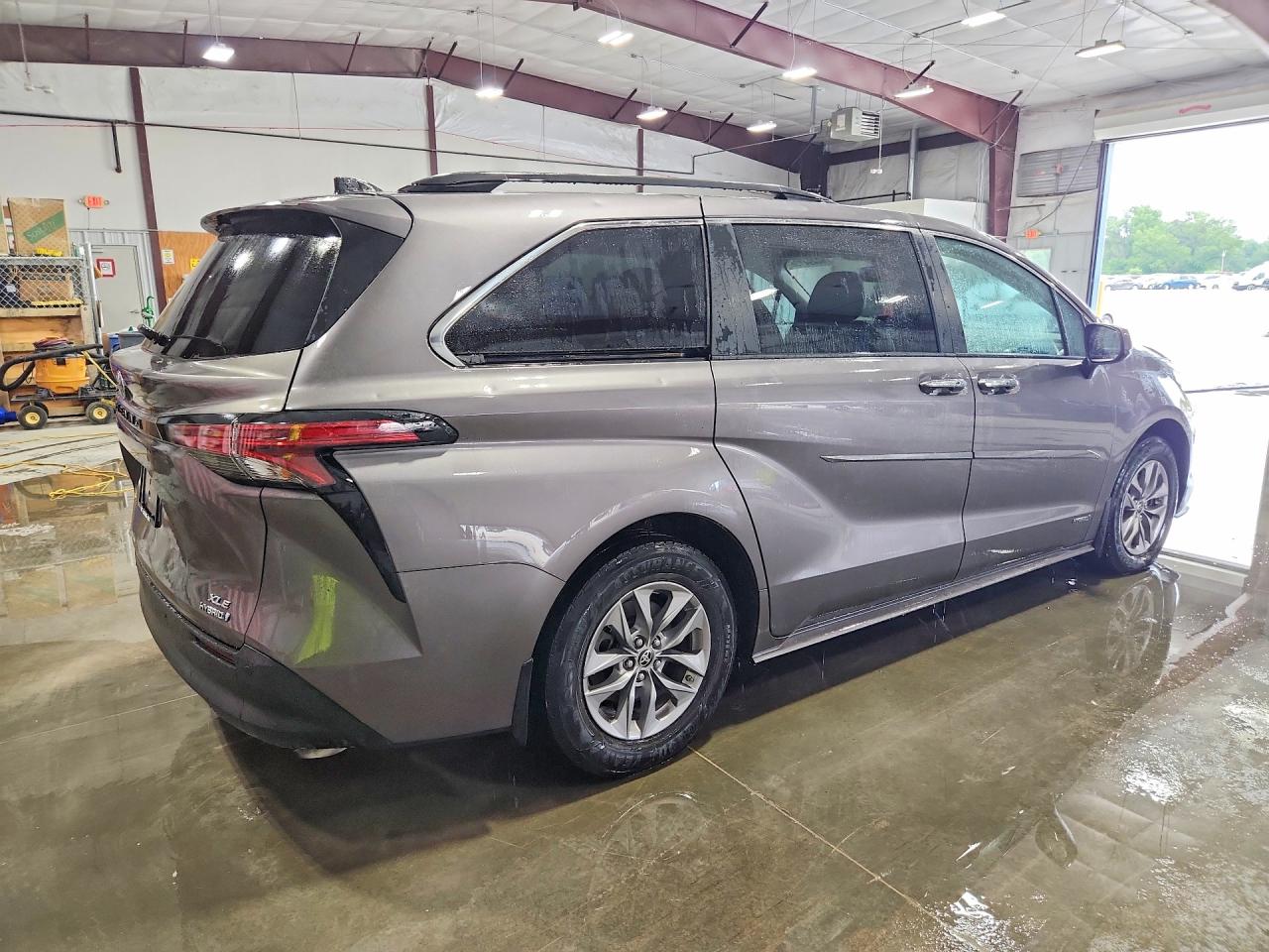 2021 TOYOTA SIENNA XLE — снимка 3