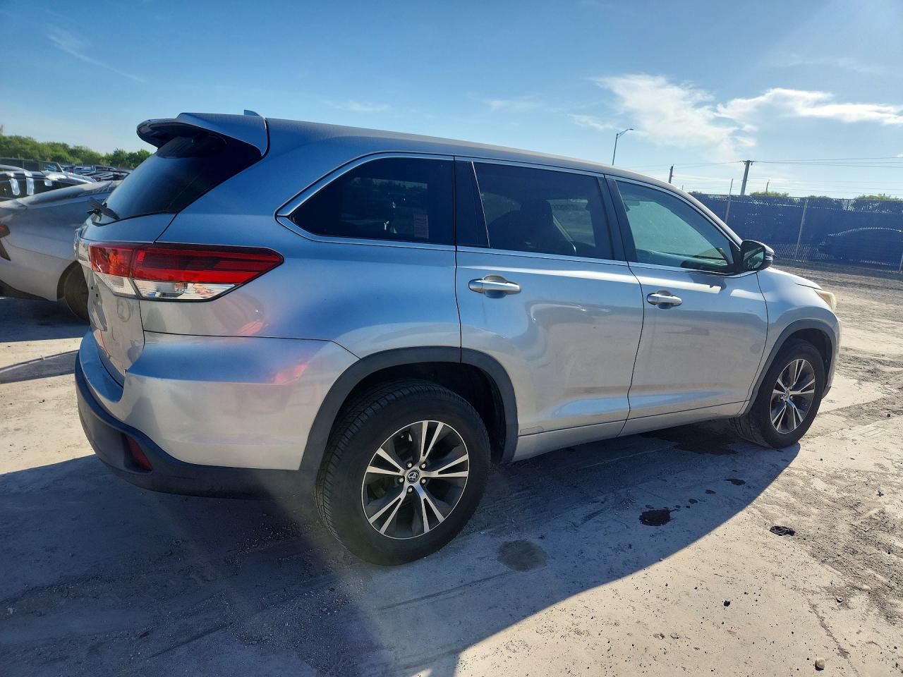 2017 TOYOTA HIGHLANDER LE PLUS — снимка 3