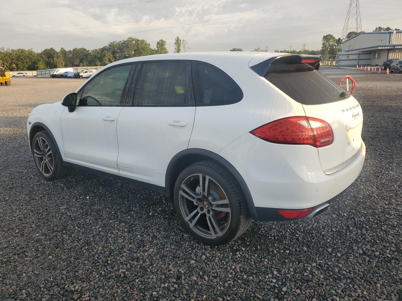 2013 PORSCHE CAYENNE S — снимка 2