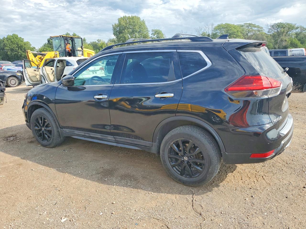 2017 NISSAN ROGUE SV — снимка 2