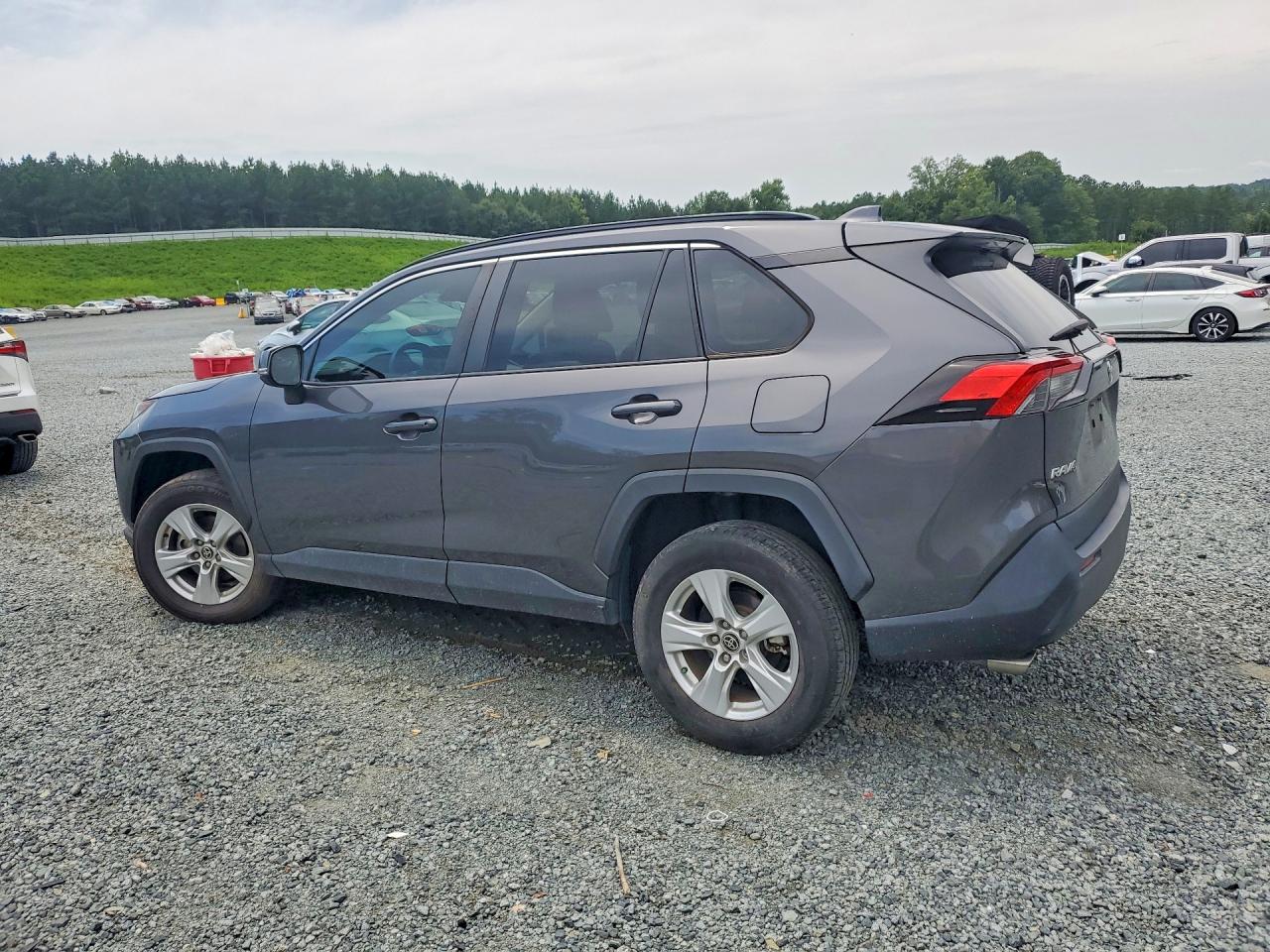 2021 TOYOTA RAV4 XLE — снимка 2