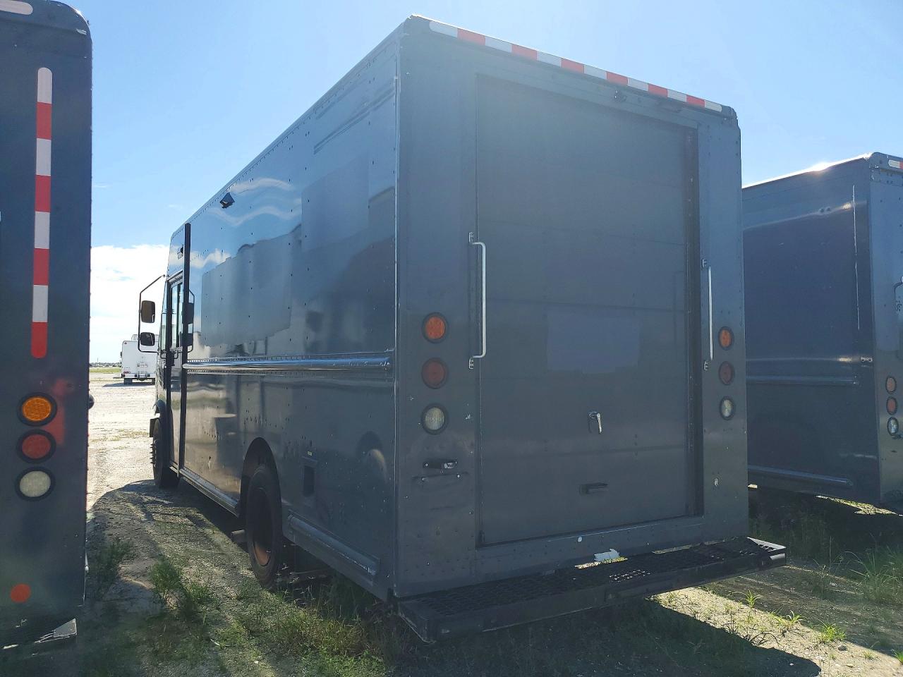 2021 FORD F59 — photo 2