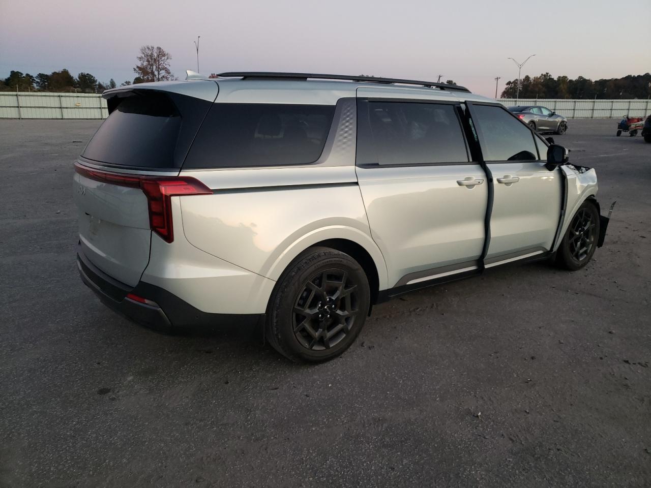 2025 KIA CARNIVAL SX — снимка 3