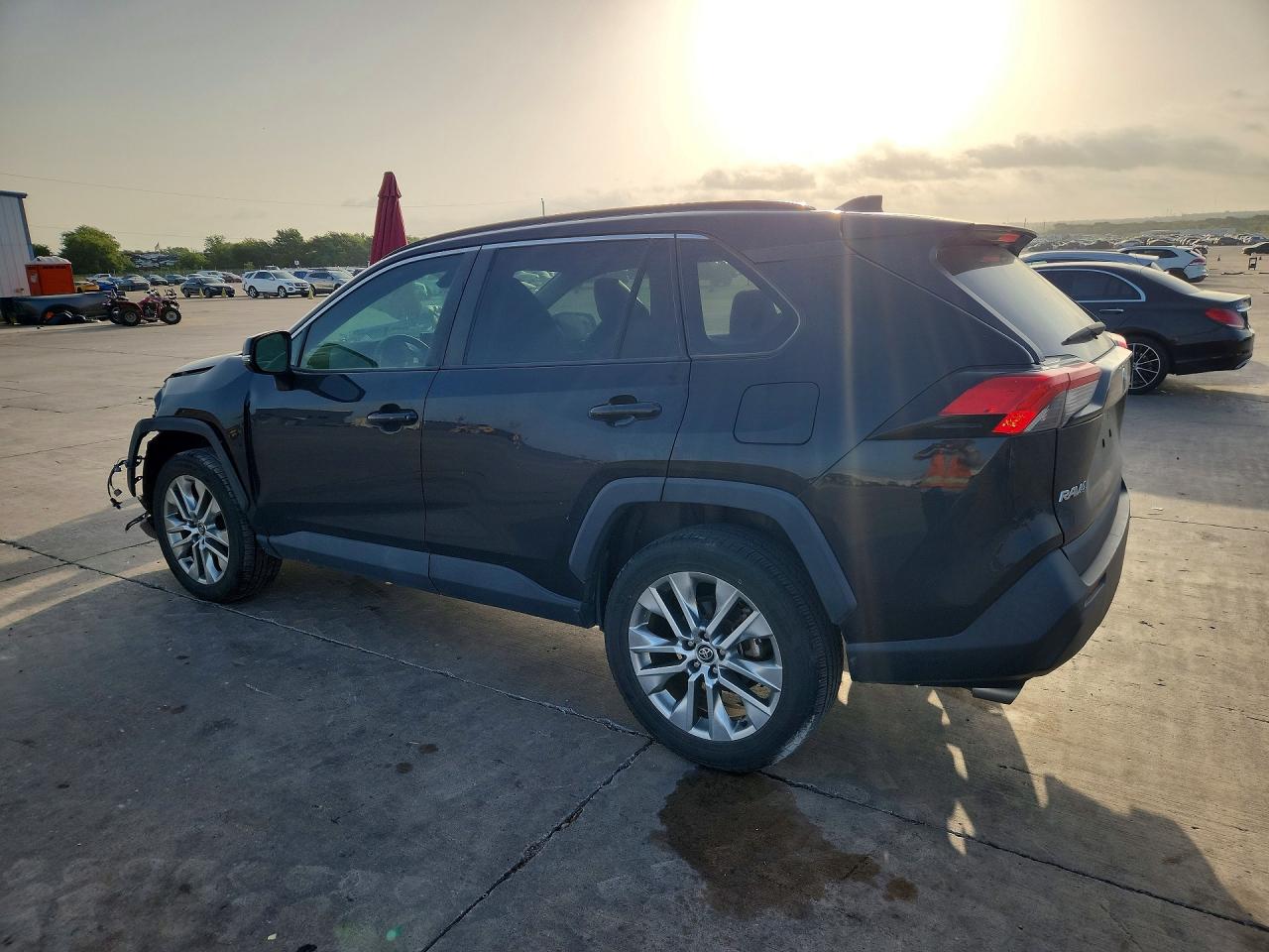 2020 TOYOTA RAV4 XLE PREMIUM — снимка 2