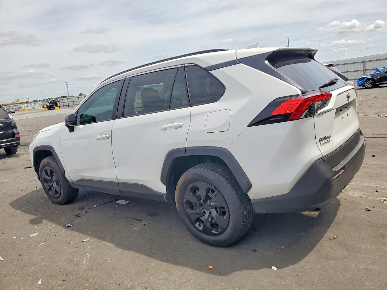 2020 TOYOTA RAV4 LE — снимка 2