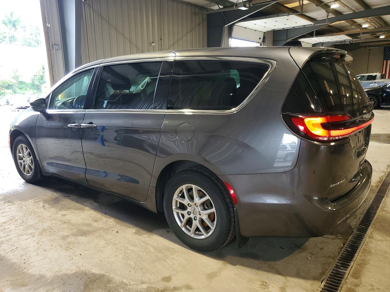 2023 CHRYSLER PACIFICA TOURING L — снимка 2