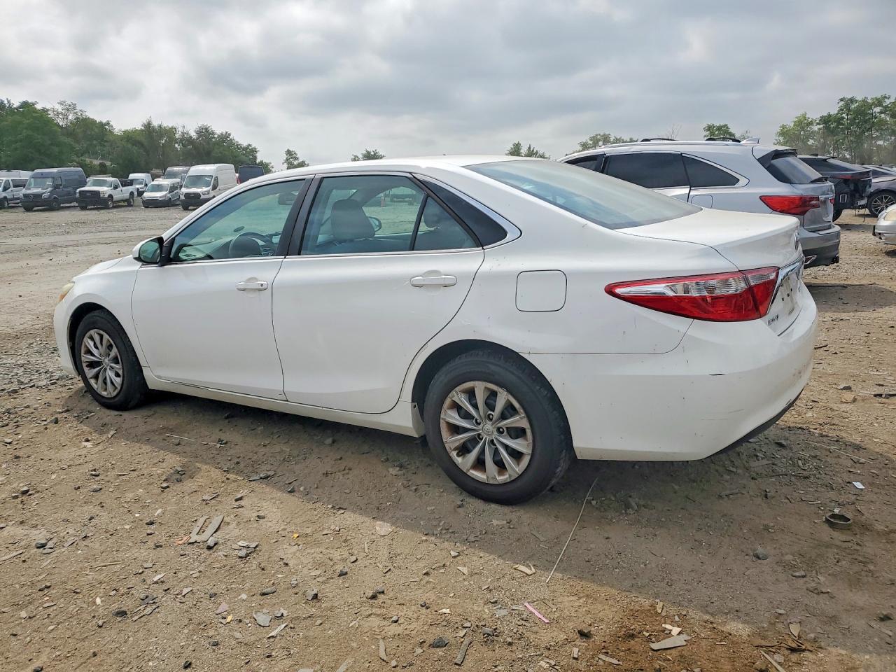 2015 TOYOTA CAMRY LE — снимка 2